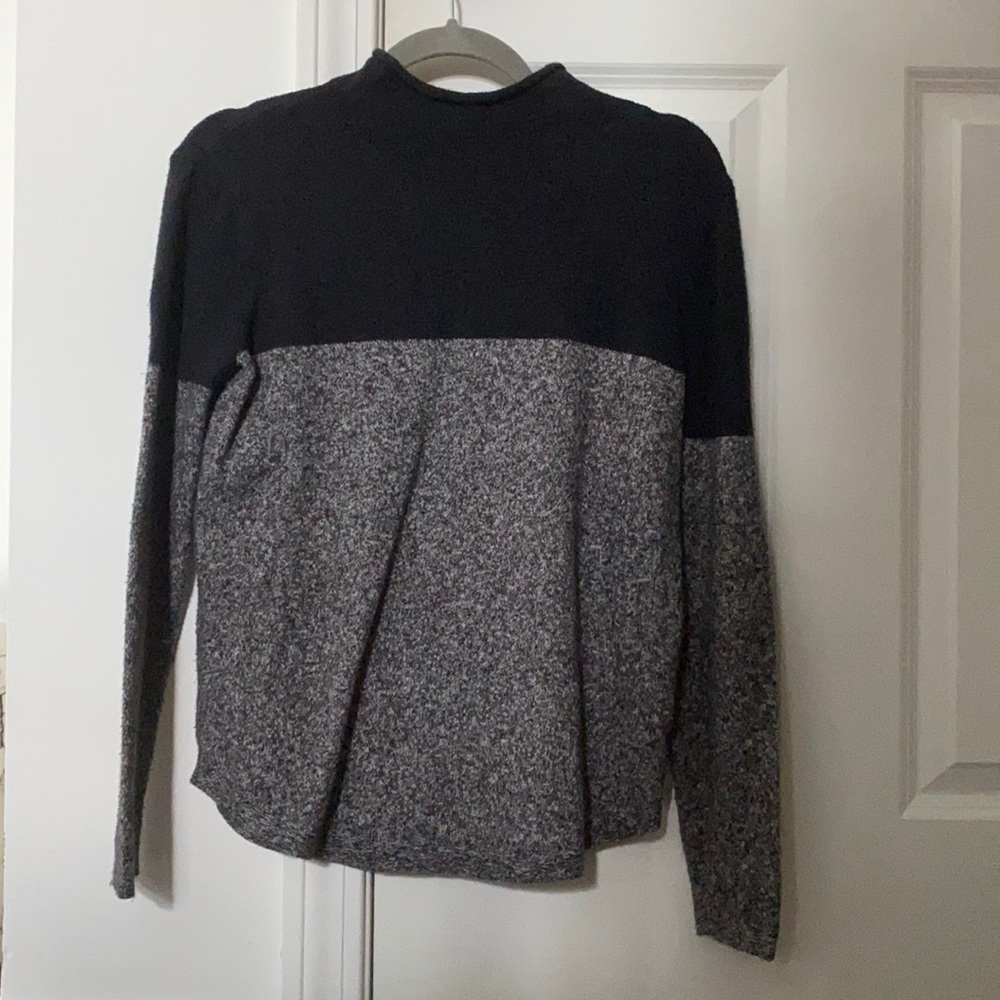 Gray and black old navy mock neck sweater. size xS